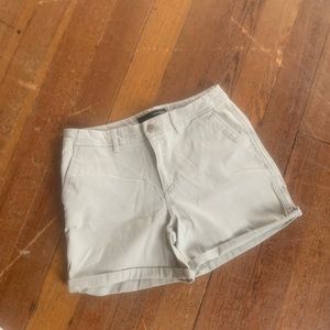 Versona modern khaki shorts with a small cuff hem. Size 8